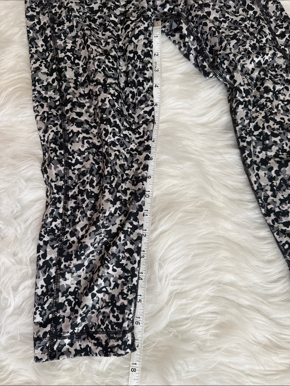 Under Armour Women’s Black & Gray Printed Capri Leggings Size Small - Picture 6 of 8
